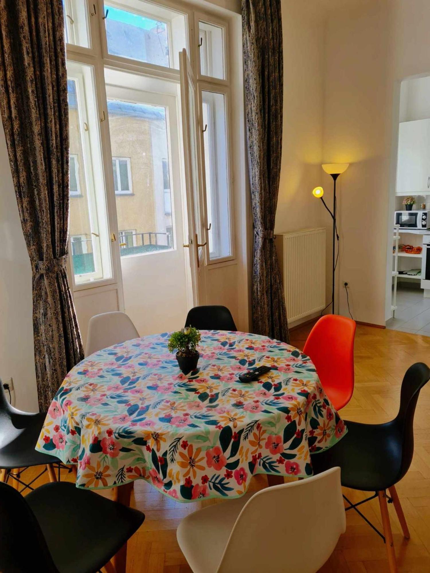 Apartament And Round 3 Minutes To Shopping Center And Schoenbrunn Palace *
