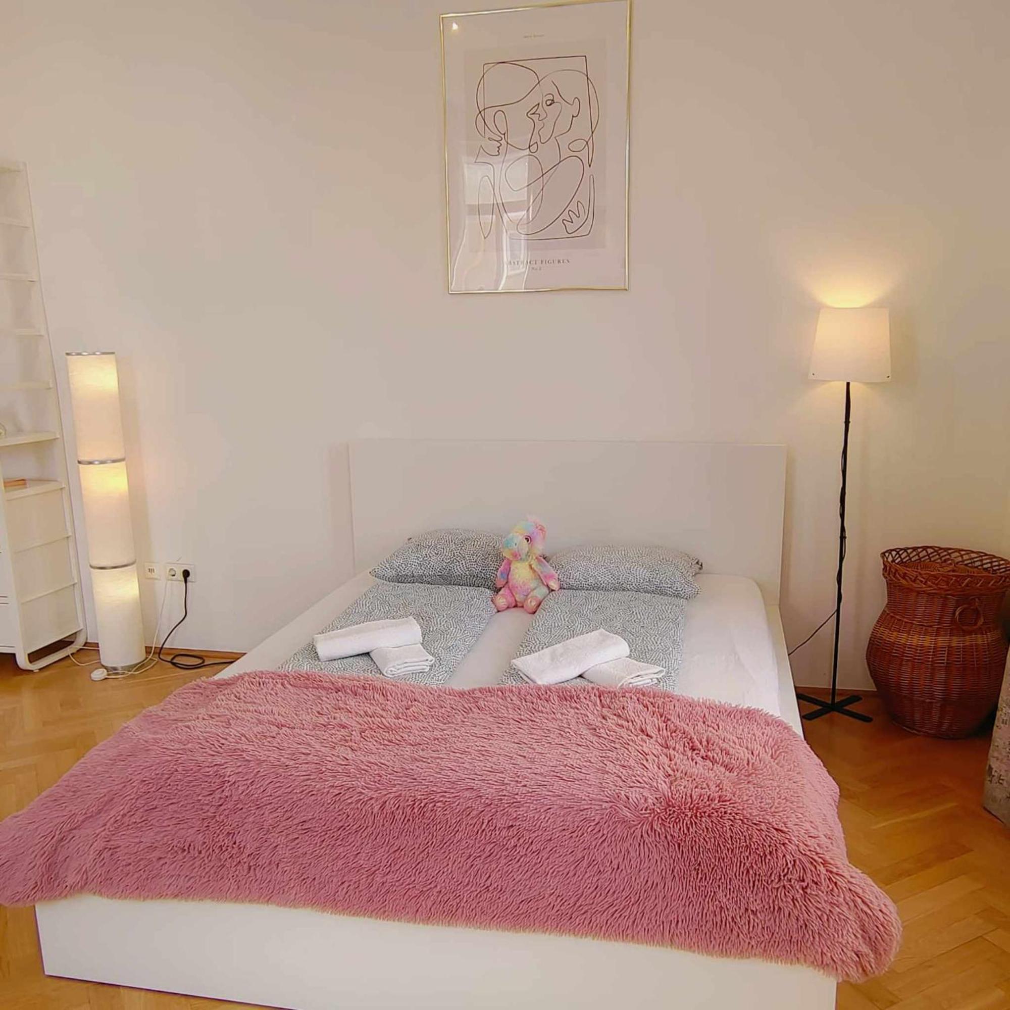 Apartament And Round 3 Minutes To Shopping Center And Schoenbrunn Palace *